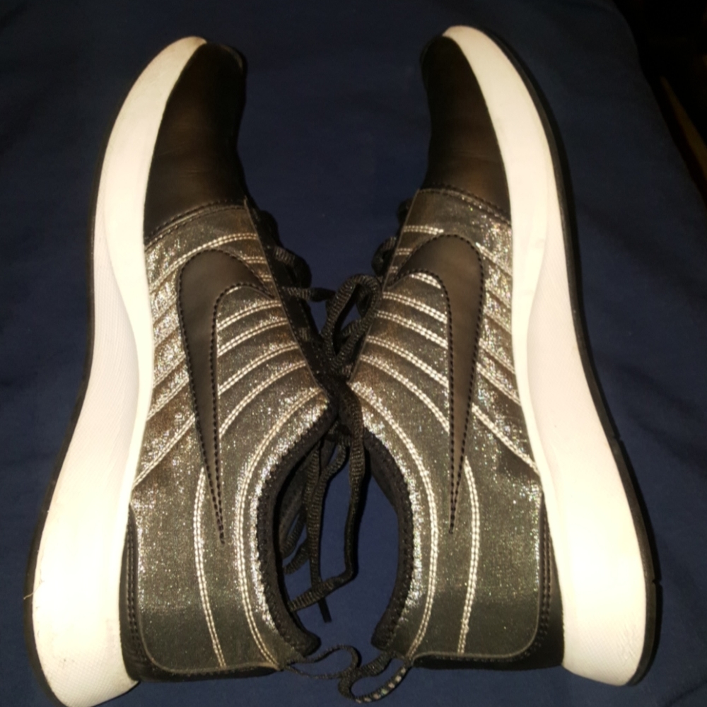 NIKE DUALTONE shoes.